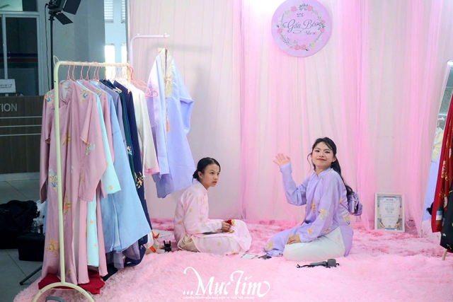 Bạn trẻ thích thú trải nghiệm Việt phục tại Ngày hội Tóc xanh vạt áo 2026- Ảnh 3. Bạn trẻ thích thú trải nghiệm Việt phục tại Ngày hội Tóc xanh vạt áo 2026- Ảnh 3.