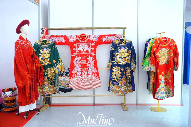 Bạn trẻ thích thú trải nghiệm Việt phục tại Ngày hội Tóc xanh vạt áo 2026- Ảnh 4. Bạn trẻ thích thú trải nghiệm Việt phục tại Ngày hội Tóc xanh vạt áo 2026- Ảnh 4.