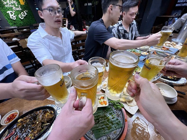 Why you can drink beer easily but not 2 liters of water at once - Ảnh 1.