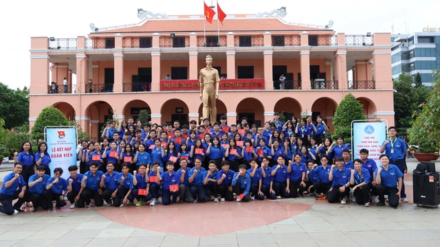 Trường THPT Trần Văn Giàu kết nạp đoàn viên mới tại Bến Nhà Rồng- Ảnh 3. Trường THPT Trần Văn Giàu kết nạp đoàn viên mới tại Bến Nhà Rồng- Ảnh 3.