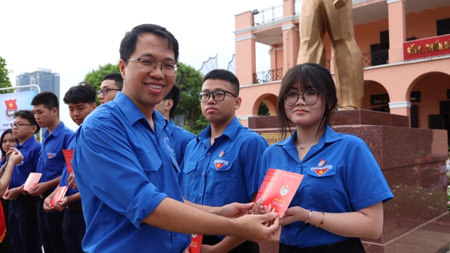 Trường THPT Trần Văn Giàu kết nạp đoàn viên mới tại Bến Nhà Rồng- Ảnh 1. Trường THPT Trần Văn Giàu kết nạp đoàn viên mới tại Bến Nhà Rồng- Ảnh 1.