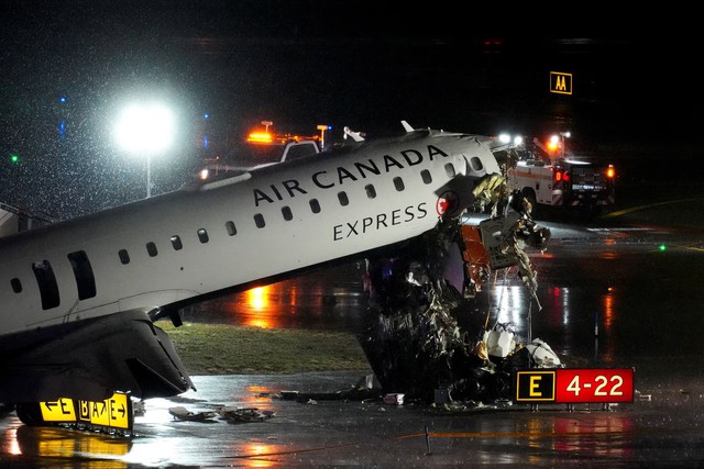 Passenger jet collides with fire truck in New York's LaGuardia, killing both pilots - Ảnh 1.