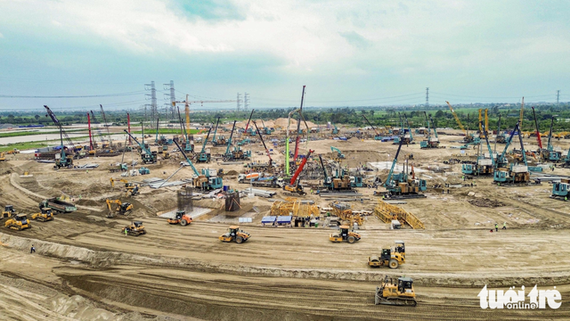 Work speeds up on world’s largest stadium in Hanoi - Ảnh 1.