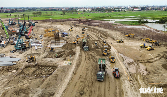 Work speeds up on world’s largest stadium in Hanoi - Ảnh 9.