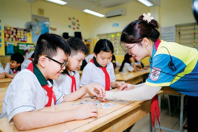 Tình yêu chiếc khăn quàng đỏ của chị cán bộ Đoàn - Ảnh 1.