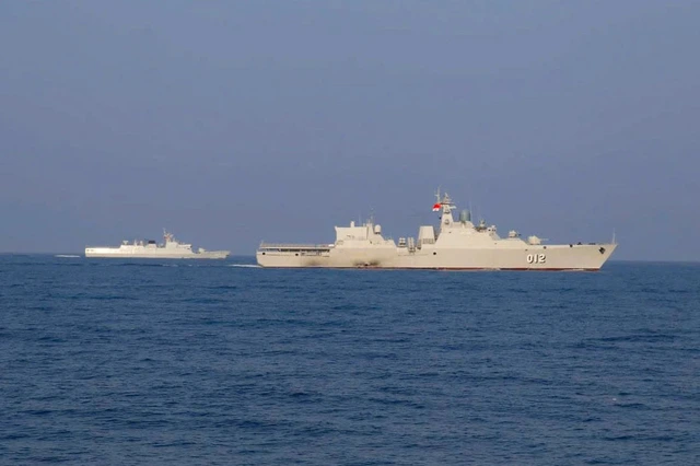 Vietnam, China complete Gulf of Tonkin patrol exercise, hold first live-fire anti-piracy drill - Ảnh 1.