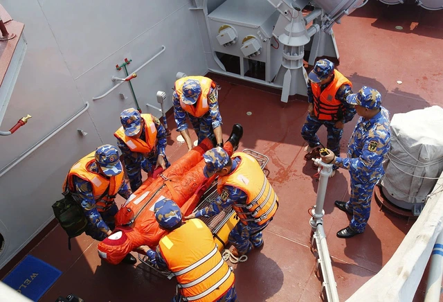 Vietnam, China complete Gulf of Tonkin patrol exercise, hold first live-fire anti-piracy drill - Ảnh 3.