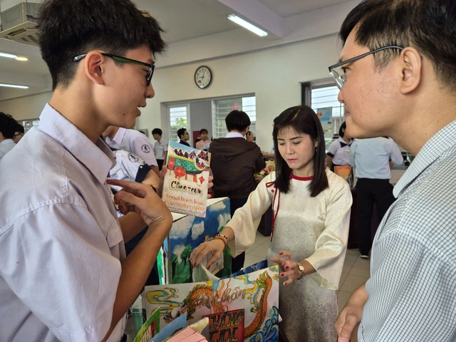 Specialized school students document Ho Chi Minh City's architecture in English and French - Ảnh 1.