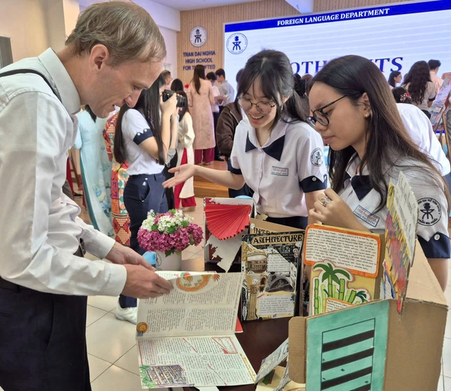 Specialized school students document Ho Chi Minh City's architecture in English and French - Ảnh 3.