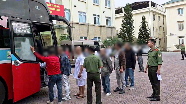 Ho Chi Minh City police receive 34 Vietnamese deported from US- Ảnh 1.