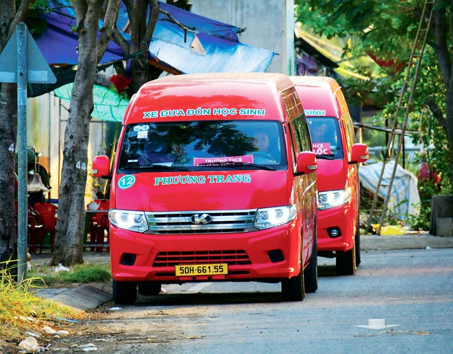 Học trò Phước Lộc hạnh phúc với những chuyến xe 0 đồng - Ảnh 1.