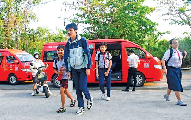 Học trò Trường THCS Phước Lộc hạnh phúc với những chuyến xe 0 đồng - Ảnh 1.