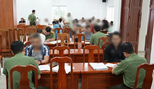 Ho Chi Minh City police receive 34 Vietnamese deported from US- Ảnh 2.