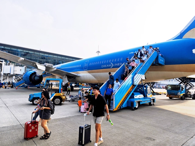 Vietnam airlines plan domestic cuts, raise fuel surcharges as costs climb- Ảnh 1.