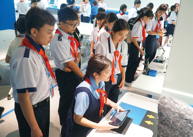 Tận mắt khám phá đô thị thông minh, thiếu nhi TP.HCM nảy ra loạt ý tưởng mới- Ảnh 3.