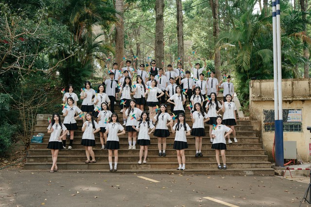 Sân chơi kỷ yếu 2k8: Lớp 12C5 Trường THPT Hoàng Hoa Thám dạo bước qua mùa hạ- Ảnh 1.