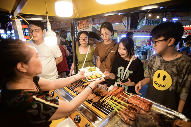 In Ho Chi Minh City, nighttime economy not just about staying open later: experts- Ảnh 3. In Ho Chi Minh City, nighttime economy not just about staying open later: experts- Ảnh 3.