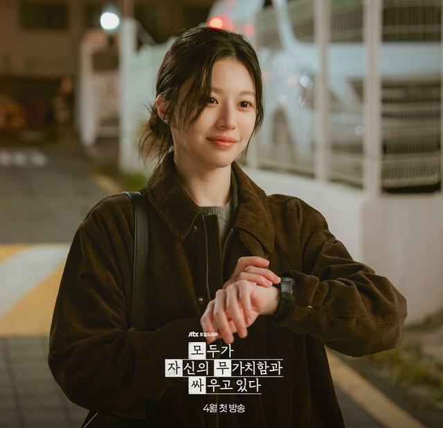 IU, Go Youn Jung và Kim Go Eun khuấy động màn ảnh Hàn tháng 4- Ảnh 5.
