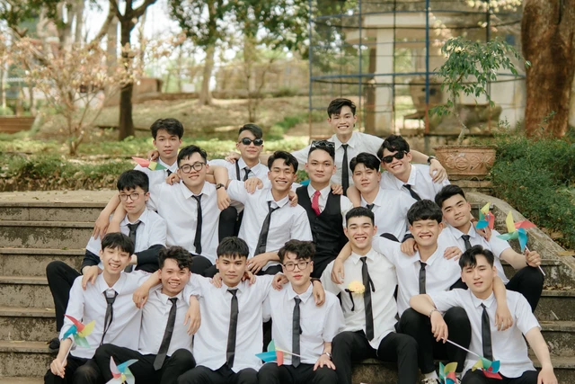 Sân chơi kỷ yếu 2k8: Lớp 12C5 Trường THPT Hoàng Hoa Thám dạo bước qua mùa hạ- Ảnh 9.