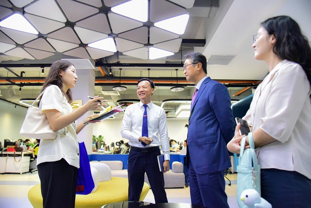 New South Korean consul general hopes Tuoi Tre to strengthen role as bridge between Vietnam, South Korea - Ảnh 3.