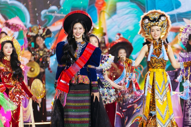 Bảo Ngọc, Minh Kiên cùng thí sinh Miss World Vietnam tôn vinh văn hoá Việt qua thời trang và vũ điệu - Ảnh 4.