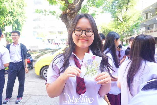 Học sinh Trường Trung học Thực hành Đại học Sư phạm ‘in dấu giờ xanh’ hưởng ứng Giờ Trái Đất- Ảnh 2. Học sinh Trường Trung học Thực hành Đại học Sư phạm ‘in dấu giờ xanh’ hưởng ứng Giờ Trái Đất- Ảnh 2.