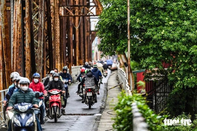 Hanoi to ban motorcycles, pedestrians on Long Bien Bridge for 60 days for repairs- Ảnh 1. Hanoi to ban motorcycles, pedestrians on Long Bien Bridge for 60 days for repairs- Ảnh 1.