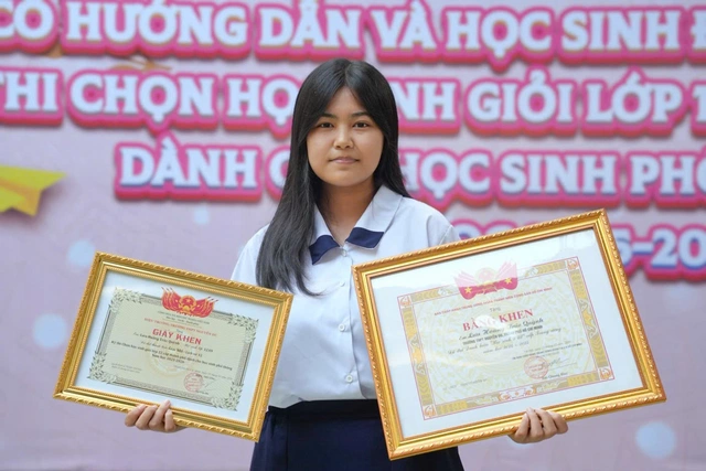 Học sinh tiêu biểu Trường THPT Nguyễn Du: Giỏi sử, mê bóng rổ, năng nổ Đoàn- Ảnh 1. Học sinh tiêu biểu Trường THPT Nguyễn Du: Giỏi sử, mê bóng rổ, năng nổ Đoàn- Ảnh 1.