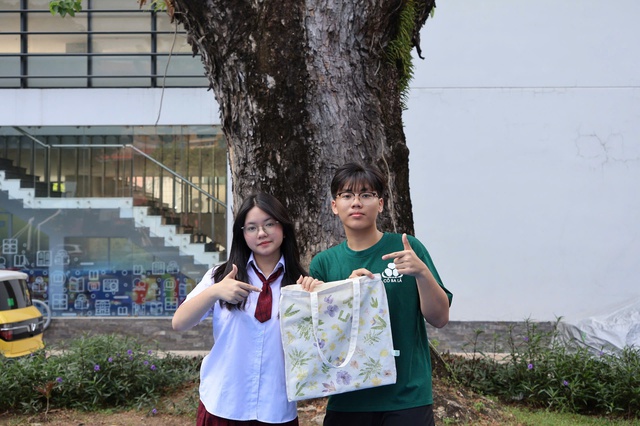 Học sinh Trường Trung học Thực hành Đại học Sư phạm ‘in dấu giờ xanh’ hưởng ứng Giờ Trái Đất- Ảnh 8. Học sinh Trường Trung học Thực hành Đại học Sư phạm ‘in dấu giờ xanh’ hưởng ứng Giờ Trái Đất- Ảnh 8.