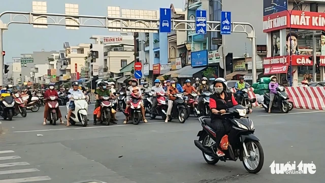 Just 30 seconds at a red light, why the honking and inching forward, Vietnamese drivers?- Ảnh 1.