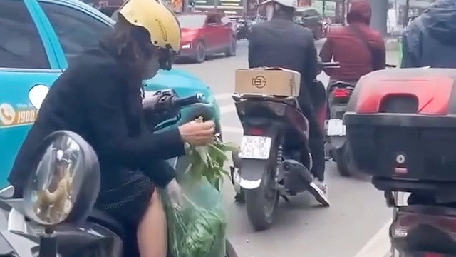 What happens at a red light in Vietnam might surprise you- Ảnh 1.