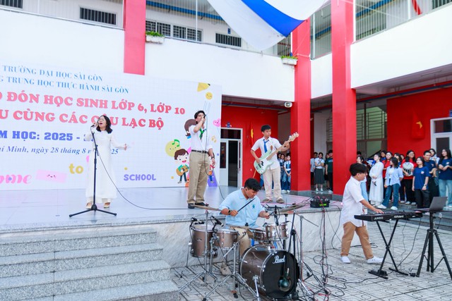 'Phá đảo' mê cung ký tự tại gian tư vấn Trường Trung học Thực hành Sài Gòn ở Ngày hội Tự tin vào lớp 10- Ảnh 3.