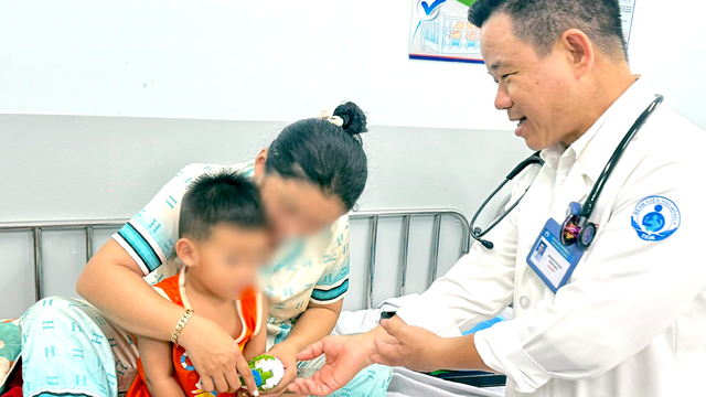 Hand, foot, mouth disease surges in Vietnam amid EV71 virus concerns  - Ảnh 1.