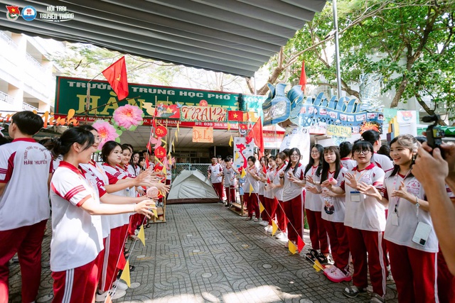 Đến gian tư vấn của Trường THPT Hàn Thuyên tại Ngày hội Tự tin vào lớp 10 để nhận huy hiệu độc quyền- Ảnh 6.