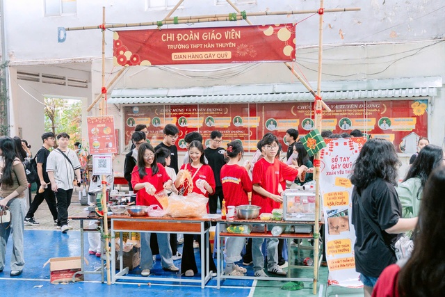 Đến gian tư vấn của Trường THPT Hàn Thuyên tại Ngày hội Tự tin vào lớp 10 để nhận huy hiệu độc quyền- Ảnh 3.