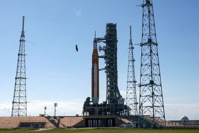 NASA's Artemis astronauts enter final preparations for Moon mission - Ảnh 2.