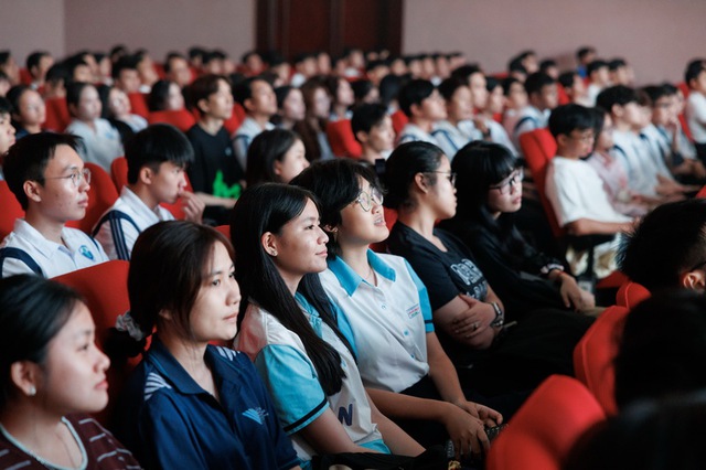 Đạo diễn phim Mưa đỏ cùng các á hậu cổ động quay clip sáng tạo ‘Tổ quốc bình yên’ - Ảnh 6.