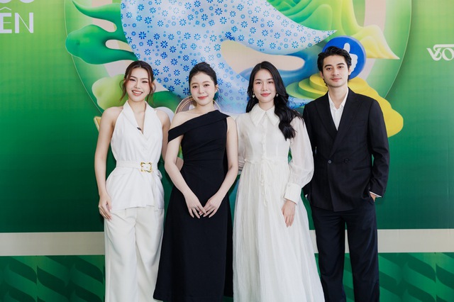 Đạo diễn phim Mưa đỏ cùng các á hậu cổ động quay clip sáng tạo ‘Tổ quốc bình yên’ - Ảnh 1.