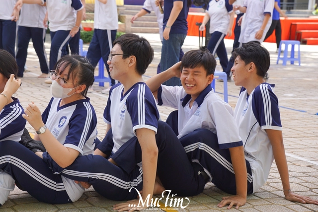 Học sinh Trường THPT Hồ Thị Bi 'gói' thanh xuân trong khung hình tập thể- Ảnh 7.