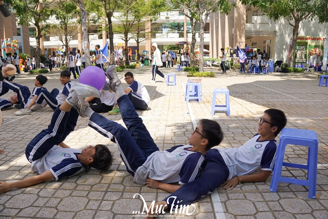 Học sinh Trường THPT Hồ Thị Bi 'gói' thanh xuân trong khung hình tập thể- Ảnh 8.