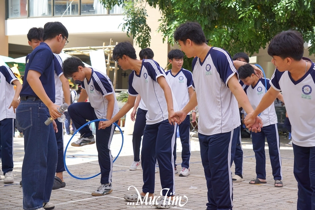 Học sinh Trường THPT Hồ Thị Bi 'gói' thanh xuân trong khung hình tập thể- Ảnh 9.