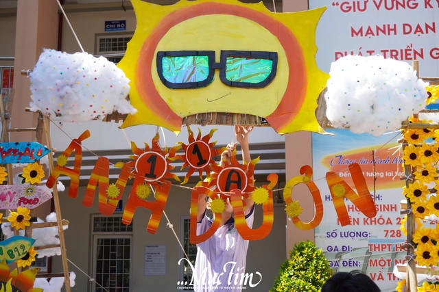 Học sinh Trường THPT Hồ Thị Bi 'gói' thanh xuân trong khung hình tập thể- Ảnh 11.