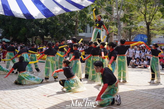 Học sinh Trường THPT Hồ Thị Bi 'gói' thanh xuân trong khung hình tập thể- Ảnh 13.