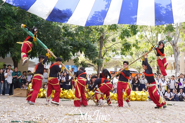 Học sinh Trường THPT Hồ Thị Bi 'gói' thanh xuân trong khung hình tập thể- Ảnh 14.