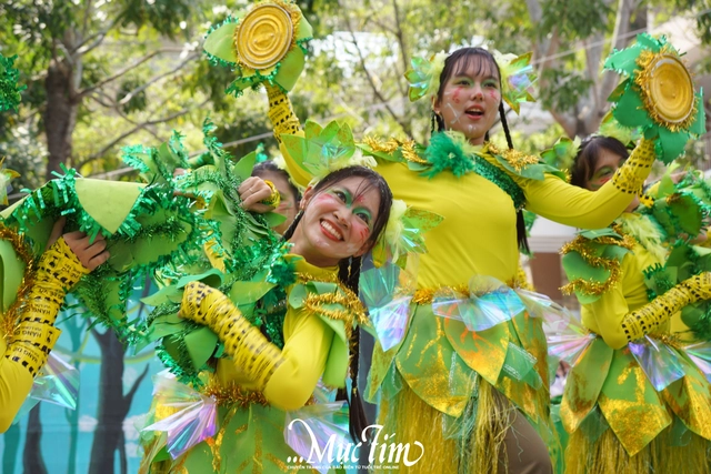 Học sinh Trường THPT Hồ Thị Bi 'gói' thanh xuân trong khung hình tập thể- Ảnh 15.