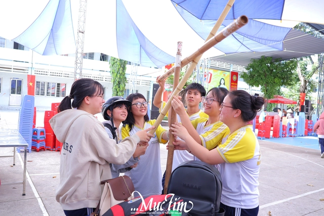 Các gian tư vấn sẵn sàng cho Ngày hội Tự tin vào lớp 10 tại Trường THPT Hoàng Hoa Thám - Ảnh 9.