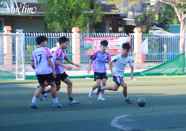 Nhiệt huyết như teen Trường THPT Tân Phong trên sân cỏ Hội thao- Ảnh 1.