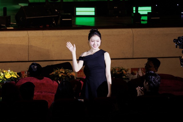 Đạo diễn phim Mưa đỏ cùng các á hậu cổ động quay clip sáng tạo ‘Tổ quốc bình yên’ - Ảnh 4.