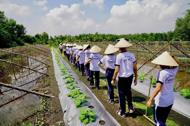 Trường THCS - THPT Hồng Hà mang mô hình giáo dục gắn thực tiễn đến ngày hội Tự tin lớp 10 - Ảnh 2.