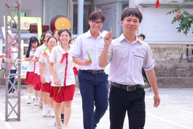 Đến gian tư vấn của Trường THPT Hàn Thuyên tại Ngày hội Tự tin vào lớp 10 để nhận huy hiệu độc quyền- Ảnh 1.